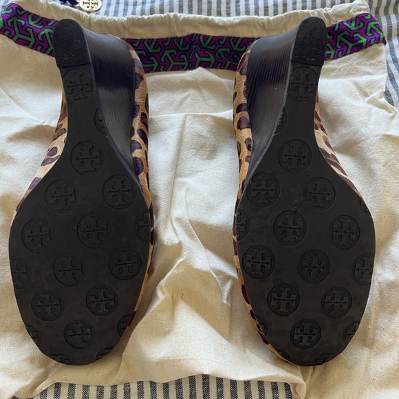 Tory Burch EUC calf hair leopard high heel wedge 8 - Picture 4 of 4